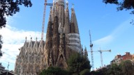 Activistas pintan una fachada de la Sagrada Familia para protestar contra la gestión de los incendios forestales