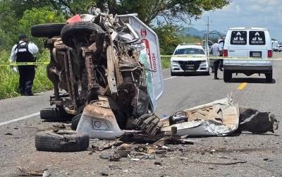 Choque frontal entre dos camionetas dejó un fallecido y tres heridos