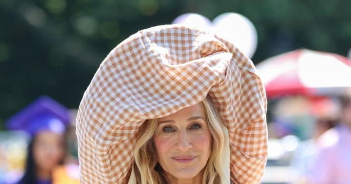 Sarah Jessica Parker Picked Out Carrie Bradshaw’s Giant Hat