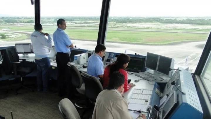 Vuelven a parar este martes los controladores aéreos en reclamo de mejoras salariales
