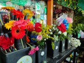 Floristerías florecen con creatividad para mantenerse firmes en el mercado