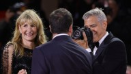 El divertido momento de George Clooney como “fotógrafo” de Adam Sandler en el Festival de Cine de Venecia