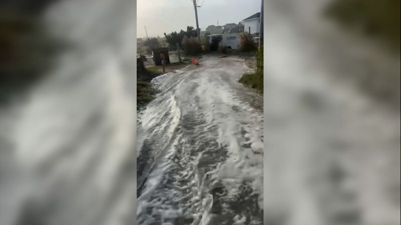 Imágenes de las inundaciones en las costas de Carolina del Norte por el huracán Erin