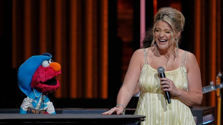 Elmo and Abby Cadabby sing and host in their Grand Ole Opry debut