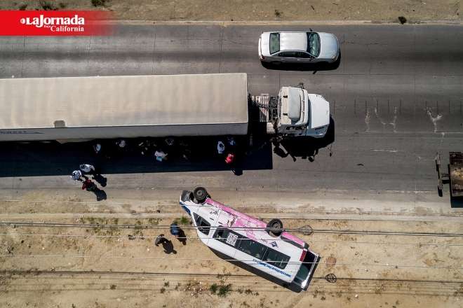 Chocan tráiler y taxi de ruta en el bulevar 2000 de Tijuana; 10 lesionados