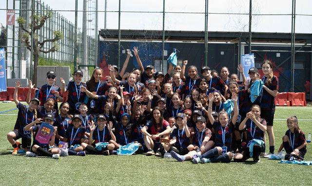 «El sueño Bimbo» lleva a 50 niñas de 23 países al corazón del Barça para cumplir su sueño de jugar fútbol