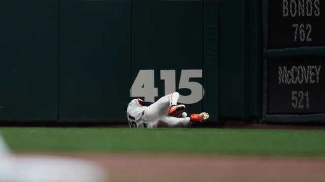 Giants outfielder makes catch off glove, thigh and calf before pinning baseball between knees
