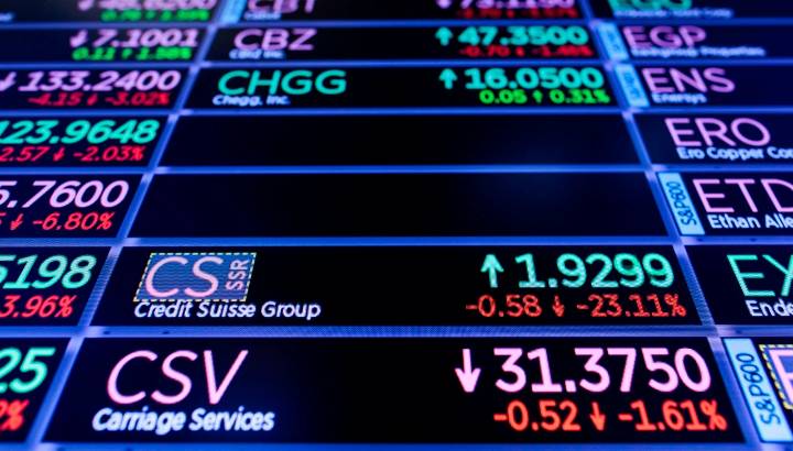Wall Street avanza, pese al polémico despido de integrante de la Fed