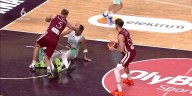 Preocupación por Luka Doncic: un compañero se cayó encima de su rodilla y debió abandonar el partido de su selección