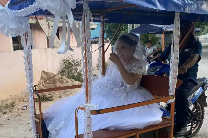 En Chemax, un hombre convirtió su mototaxi en carruaje para llevar a su hija al altar