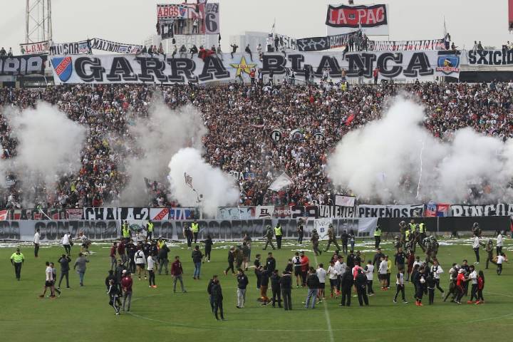 “Arengazo” no autorizado de hinchas de Colo Colo genera desmanes en cercanías del Estadio Monumental
