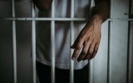 Hombre es captado pidiendo auxilio tras detención en tribunal de L.A.