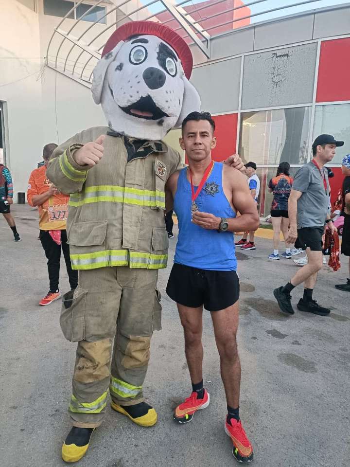 Celebra oficial de bomberos con segundo lugar en carrera conmemorativa