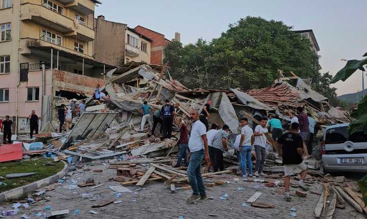 Un muerto y 52 heridos deja terremoto de 6,1 en Turquía