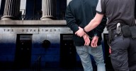 Tesoro de EU endurece medidas y advierte a bancos: Narcos de México usan redes chinas para lavar dinero
