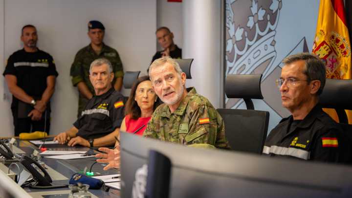 El rey agradece la labor de la UME contra la "voracidad" de los incendios en su visita a su Cuartel General en Torrejón