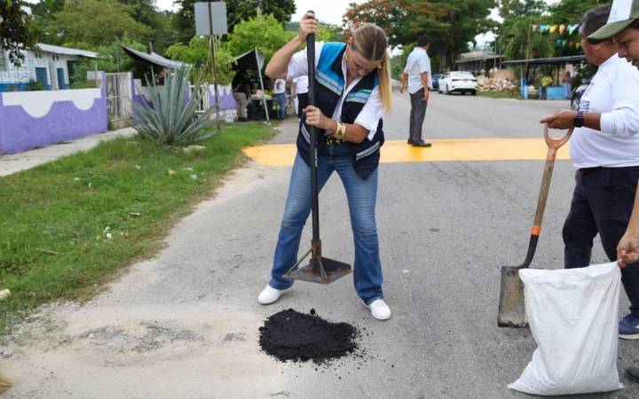 Incrementa Cecilia Patrón labores de bacheo en comisarías de Mérida