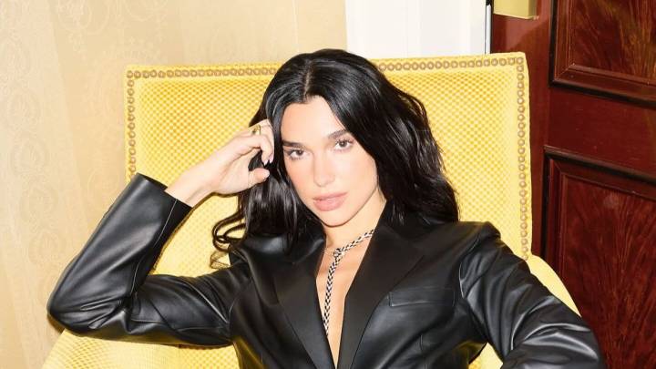 Dua Lipa celebra sus 30 años en la portada de Harper's Bazaar México