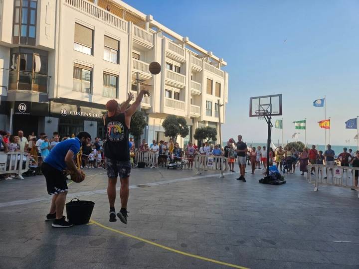 La plaza de la Costilla vive la emoción del baloncesto con el I Concurso de Triples