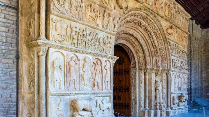 La puerta de un monasterio de Cataluña que aspira a ser Patrimonio de la Humanidad por la Unesco
