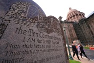Texas no puede poner los diez mandamientos en las aulas de ciertos distritos escolares, dice el magistrado