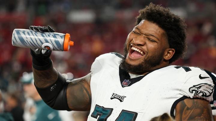 Eagles bring back Fred Johnson in trade with Jaguars