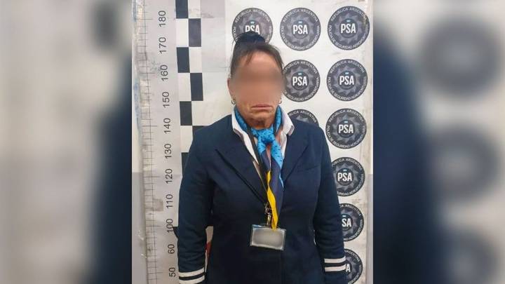 Detuvieron a una azafata de Aerolíneas que trasladaba relojes, celulares y joyas