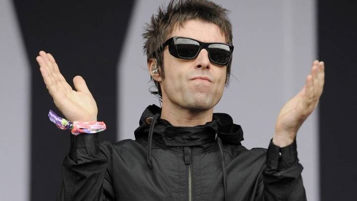Liam Gallagher voló a Edinburgo para seguir la gira de Oasis acompañado por su hermano Paul, acusado de violación