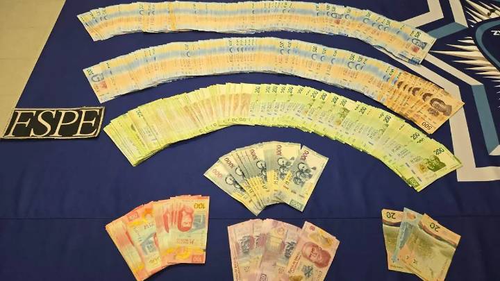 Traía 265 mil pesos en efectivo y droga; policías lo detienen en San Luis de la Paz