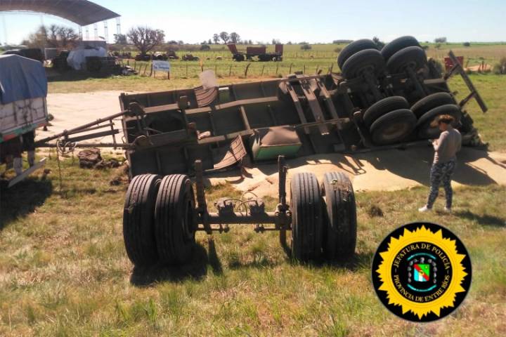 Un camión con acoplado cargado con trigo volcó en la Ruta 39