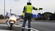DGT: esta es la multa a la que te enfrentas si la Guardia Civil te pilla conduciendo descalzo, en chanclas o sin camiseta