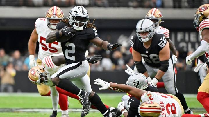 Raiders rookie Ashton Jeanty takes a hit, then delivers one in 22