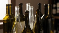 Si tenés botellas de vino vacías, no las tires: por qué recomiendan guardarlas y qué podés hacer