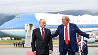 El momento en que un bombardero B-2 sobrevuela a Trump y Putin en su llegada a Alaska