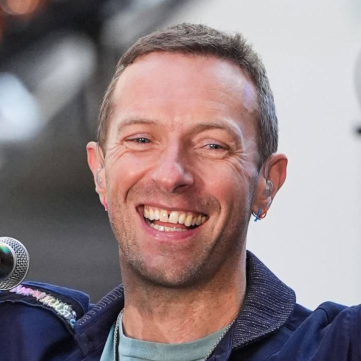 Chris Martin Helps Out with Fan's Proposal During Coldplay Concert ❤️
