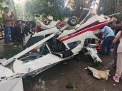 Una avioneta cae en un parque de una zona residencial en Medellín
