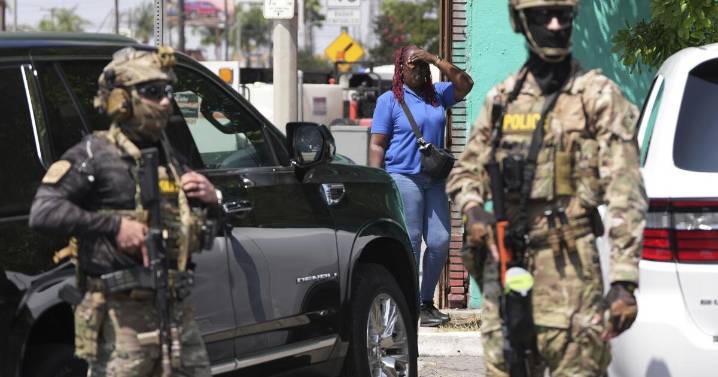 Un agente de inmigración dispara contra un vehículo con personas dentro en una operación en San Bernardino