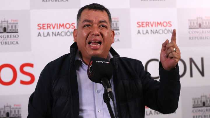 Comisión de ética investigaría a Darwin Espinoza por viajar a Ecuador durante sesión del Pleno