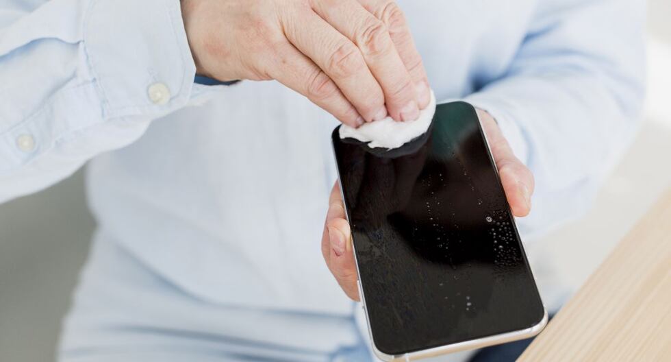 Limpia tu celular con regularidad: las razones para hacerlo mientras está en tus manos