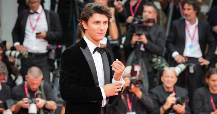 Quién es el joven príncipe que sorprendió en la alfombra roja del Festival de Venecia 2025