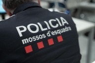 Un hombre tira por la ventana a su mujer tras apuñalarla