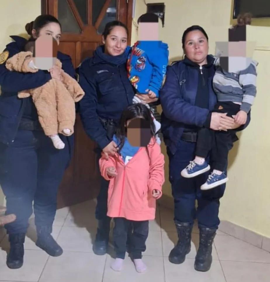 Personal de Comisaría de Minoridad intervino ante llamados de vecinos, en una vivienda donde menores se encontraban solos