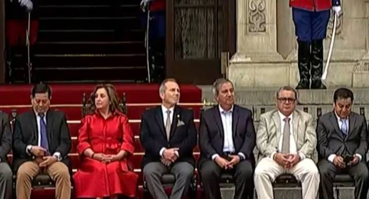 Dina Boluarte encabeza relevo de la Guardia de Honor junto a Santiváñez tras su polémico retorno al Gabinete | Ministerio de Justicia 