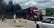 Trailer cargado de sorgo a punto de incendiarse en el libramiento de San Fernando
