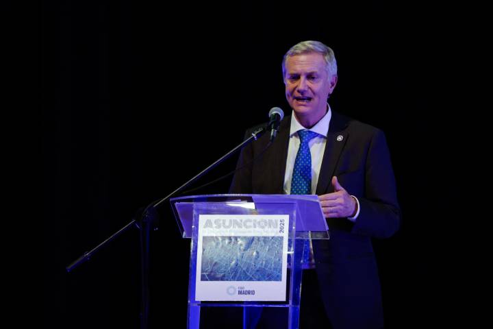 El ultraderechista Kast inscribe su candidatura presidencial y promete "reconstruir" Chile