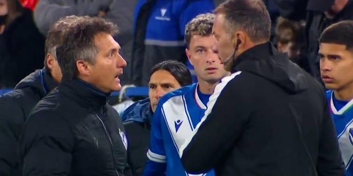 El ataque de furia de Guillermo Barros Schelotto contra el cuarto árbitro en Vélez