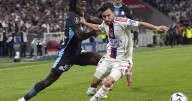 Lyon leaves it late to beat 10