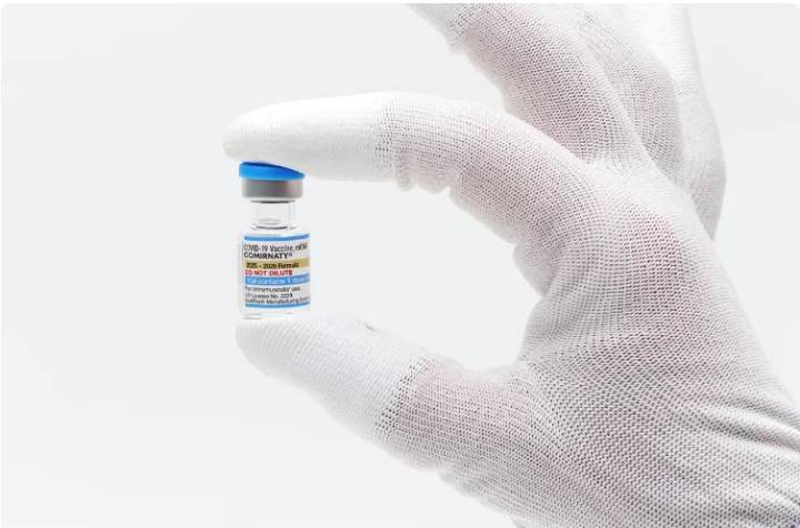 FDA aprueba vacuna actualizada contra COVID-19, pero limita acceso para algunos niños y adultos