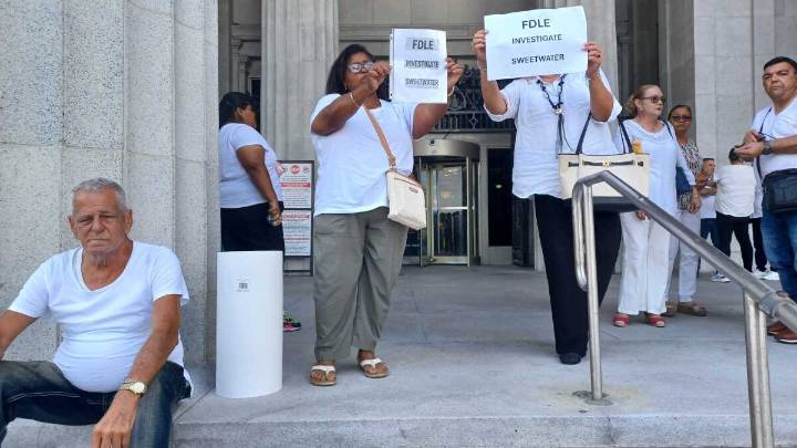 Mobile home residents pack Miami-Dade court to fight evictions