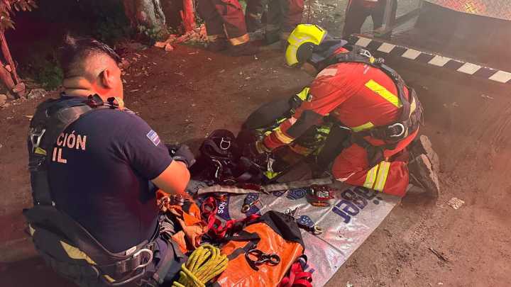 Rescatan con Vida a Mujer que Cayó en Barranca Profunda de Puebla